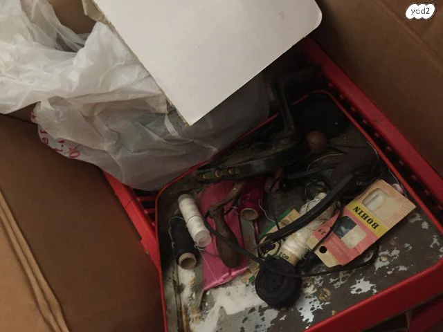 מכונת תפירה ושולחן עם גלגלת - Image 4