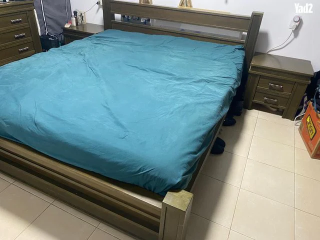 מיטה זוגית עם 2 שידות