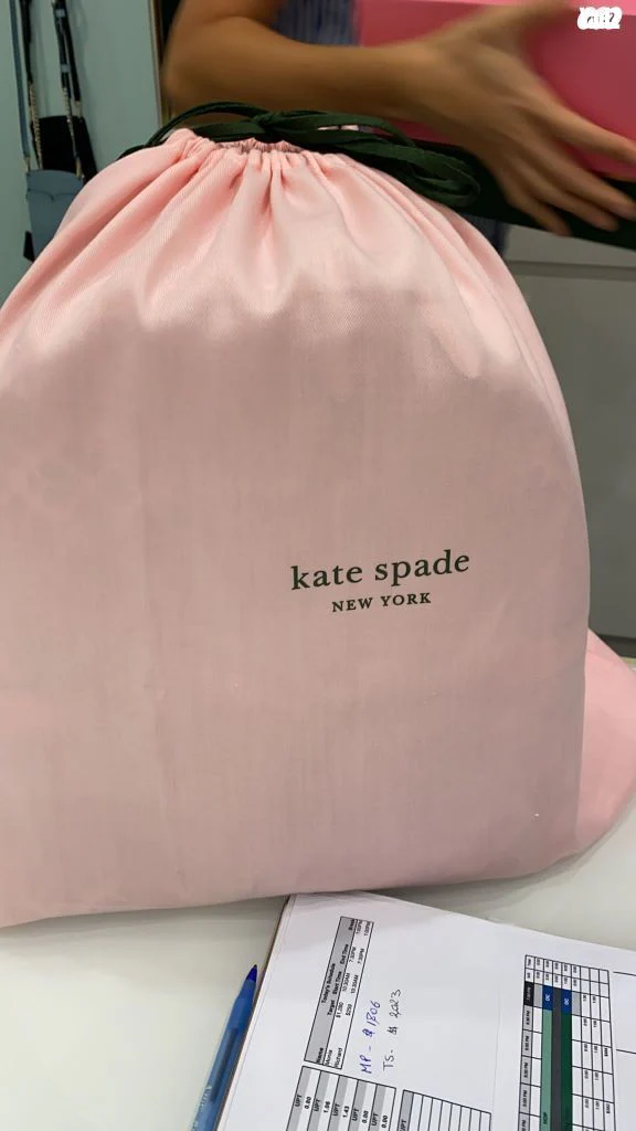 תיג גב יוקרתי של KateSpade NYC - Image 2