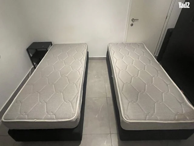 2 מיטות יחיד עם מזרנים