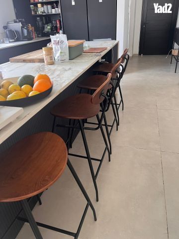 4 כסאות בר של חברת פיקאפ