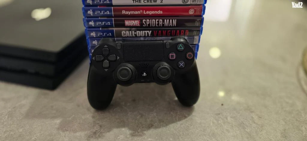 Ps4 Pro 2 controllers 9 games.